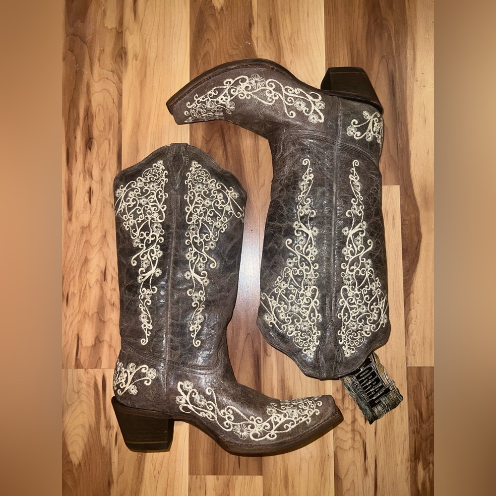 Corral Vintage Women’s Bone Color Cowboy Boots with Floral Embroidery A1094
